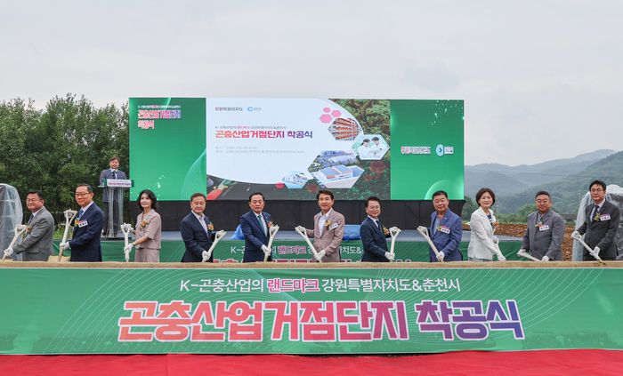 김진태 강원특별자치도지사가 16일 국내 최초 AI 기반 곤충산업 거점단지 착공식에서 첫 삽을 뜨고 있다.  사진|강원특별자치도청