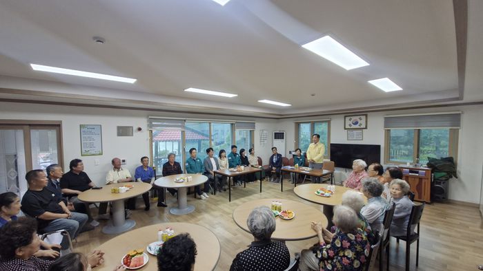 심재국 평창군수가 16일 장평2리 무더위쉼터를 방문해 주민들과 소통하고 있다.  사진|평창군청