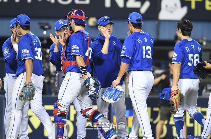 삼성 박진만 감독(가운데)이 3일 잠실구장에서 열린 2025 KBO리그 두산과의 경기에서 6-4로 승리한 뒤 선수들과 하이파이브를 나누고 있다. 잠실 | 박진업 기자 upandup@sportsseoul.com
