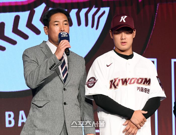 키움 고형욱 단장(왼쪽)이 11일 서울 송파구 롯데호텔 월드 크리스탈 볼룸에서 열린 ‘2025 KBO 신인 드래프트’에서 전체 1순위로 덕수고 투수 정현우를 지명한 뒤 이유를 밝히고 있다. 박진업 기자 upandup@sportsseoul.com