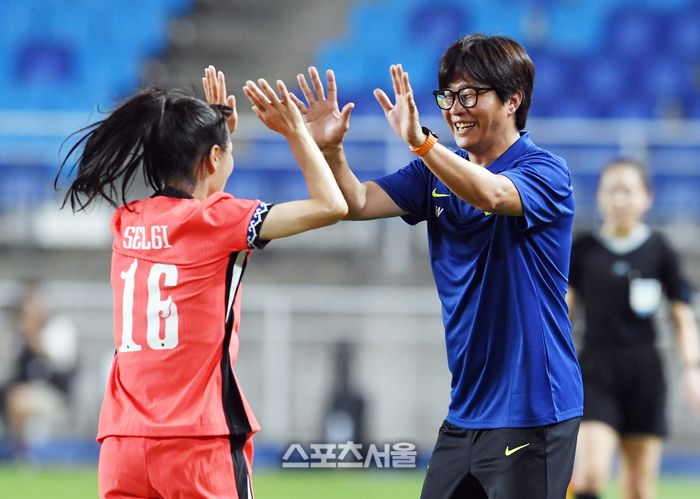 한국 여자축구대표팀의 장슬기(왼쪽)가 9일 수원월드컵경기장에서 열린 ‘EAFF(동아시아축구연맹) E-1 풋볼 챔피언십 2025’ 중국과의 경기에서 동점골을 넣은 뒤 신상우 감독과 하이파이브를 나누고 있다.  2025. 7. 9. 수원 | 박진업 기자 upandup@sportsseoul.com