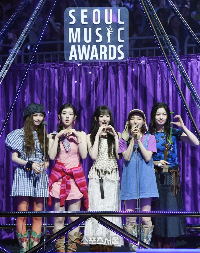 키키(KiiiKiii)가 지난달 21일 오후 인천 중구 인스파이어 아레나에서 열린 제34회 ‘서울가요대상’에서 신인상을 수상한 뒤 소감을 밝히고 있다. 인천 | 박진업 기자 upandup@sportsseoul.com