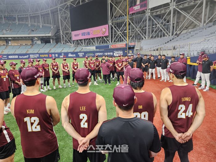 키움 설종진 감독대행(가운데)이 15일 고척스카이돔에서 진행된 훈련에 앞서 선수단에게 얘기하고 있다. 고척 | 김동영 기자 raining99@sportsseoul.com