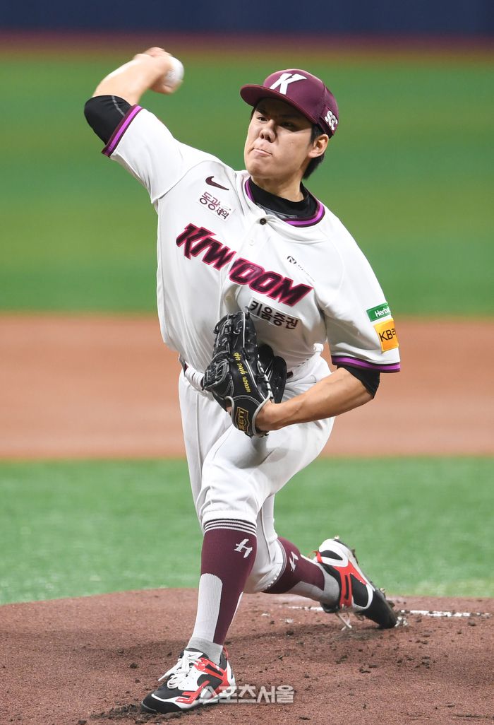 키움 김윤하가 고척스카이돔에서 열린 2025 KBO리그 두산과의 경기에 선발 등판해 힘차게 공을 던지고 있다. 고척 | 박진업 기자 upandup@sportsseoul.com