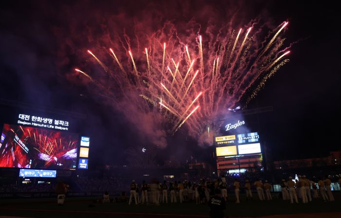 12일 대전 한화생명 볼파크에서 열린 2025 KBO 올스타전 종료 후 불꽃축제가 펼쳐지고 있다. 사진 | 연합뉴스