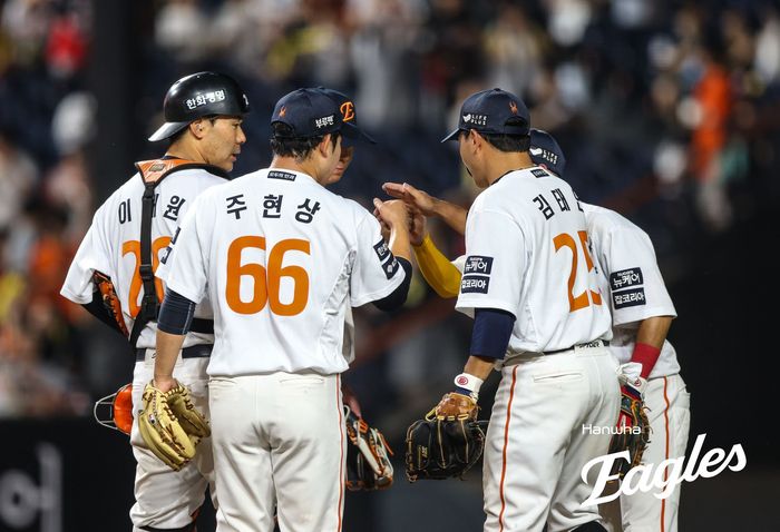 한화 선수들이 8일 대전 한화생명 볼파크에서 열린 2025 KBO리그 KIA전 승리 후 하이파이브 하고 있다. 이날 승리로 시즌 50승에 선착했다. 사진 | 한화 이글스