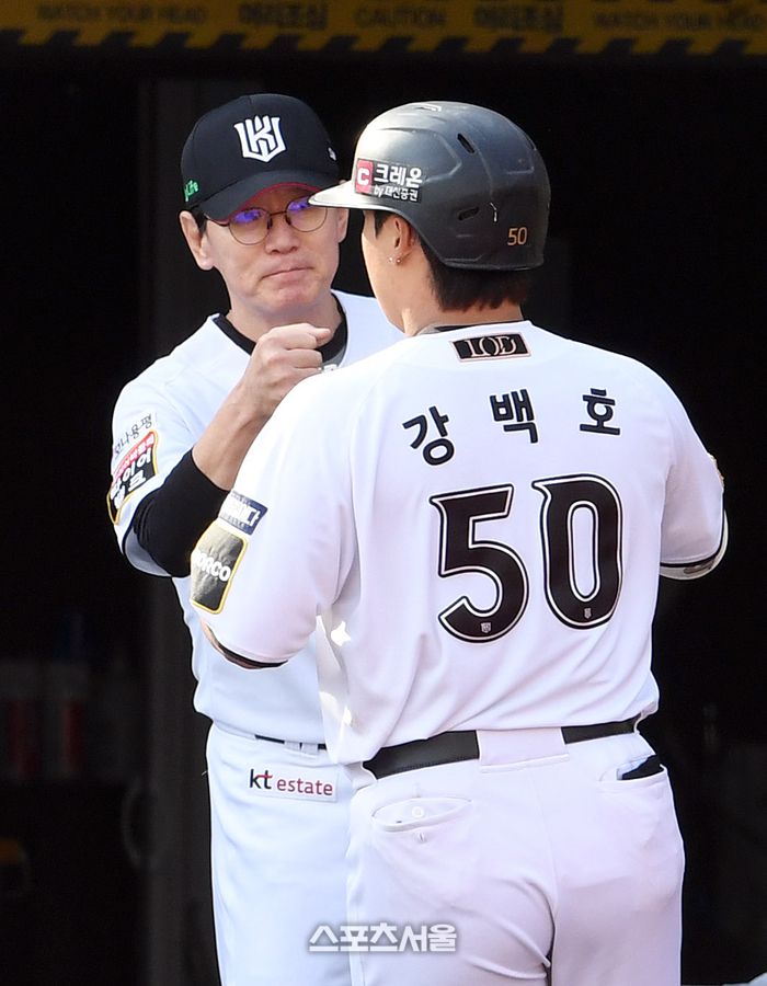 KT 강백호가 이강철 감독과 하이파이브를 하고 있다. 수원 | 박진업 기자 upandup@sportsseoul.com