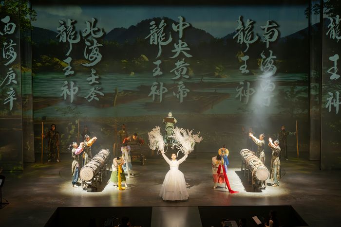 뗏꾼들이 출항하기 전 무사귀환을 바라는 제를 올리는 장면은 신장대까지 등장해 웅장함을 더한다. 사진 | 정선아리랑문화재단