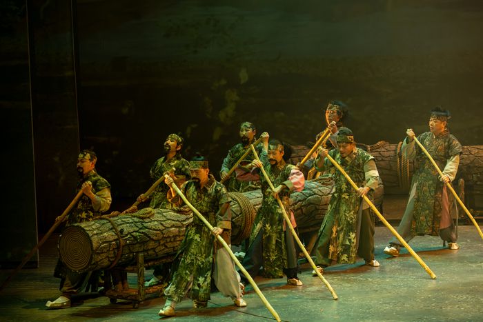 떼(나무)를 만들기 위해 나무를 옮기는 뗏꾼들. 사진 | 정선아리랑문화재단