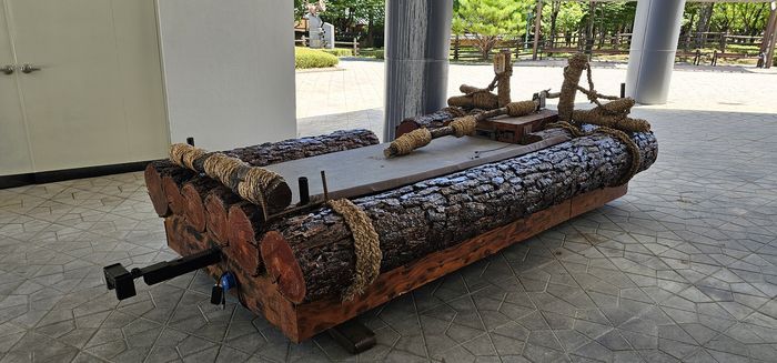 소리극 뗏꾼 제작진이 재현한 떼. 동강은 유속이 빠른데다 험하기로 유명해 여러 떼를 한꺼번에 엮을 수 없었다는 게 제작진의 설명이다. 사진 | 정선=장강훈 기자 zzang@sportsseoul.com