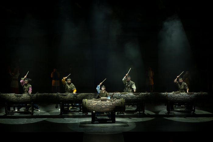 소리극 뗏꾼은 소리와 춤뿐만 아니라 넌버벌 퍼포먼스까지 다양한 장르를 담아 몰입감을 높인다. 사진 | 정선아리랑문화재단