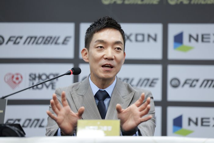 넥슨 박정무 사업부사장이 ‘2024 넥슨 아이콘 매치’ 미디어데이에서 취재진의 질문에 답하고 있다. 사진  | 넥슨