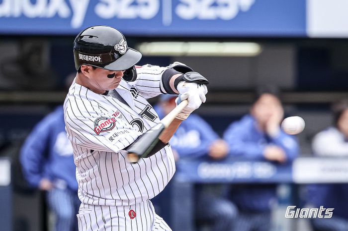 롯데 손호영이 20일 대구삼성라이온즈파크에서 열린 2025 KBO리그 삼성전에서 타격하고 있다. 사진 | 롯데 자이언츠