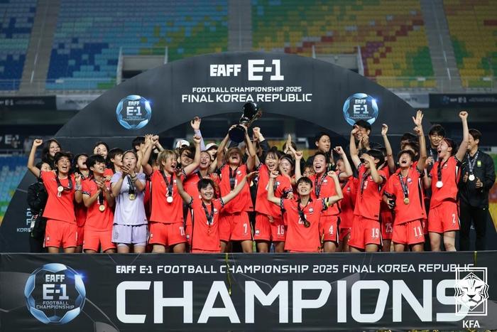 여자축구대표팀이 16일 대만전에서 승리하고 우승을 확정한 뒤 트로피를 들어올리고 있다. 사진｜대한축구협회