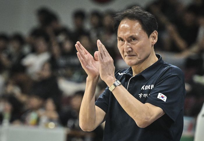 대표팀 안준호 감독이 18일 안양 정관장 아레나에서 열린 2025 남자농구 국가대표 평가전 카타르와 1차전에서 선수들에게 박수를 보내고 있다. 사진 | 대한민국농구협회