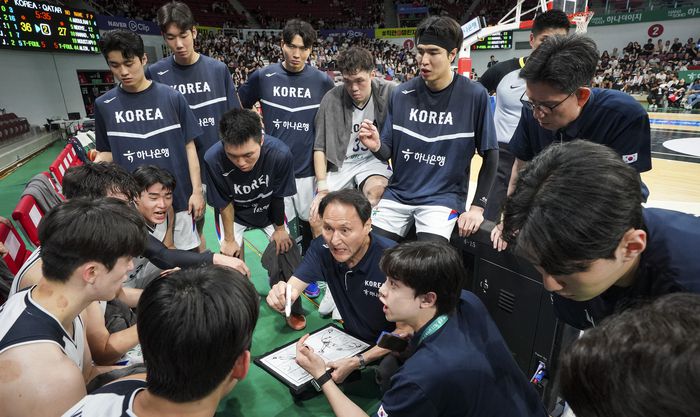 대표팀 안준호 감독이 18일 안양 정관장 아레나에서 열린 2025 남자농구 국가대표 평가전 카타르와 1차전에서 선수들에게 작전 지시를 하고 있다. 사진 | 대한민국농구협회