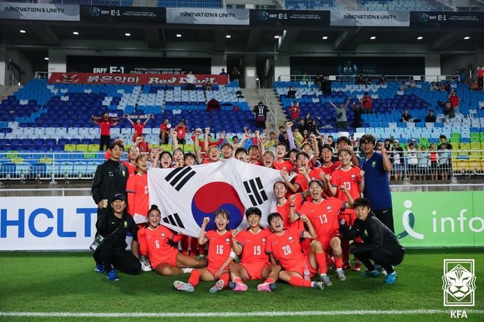 여자축구대표팀이 16일 대만전에서 승리한 뒤 단체 사진을 촬영하고 있다. 사진｜대한축구협회