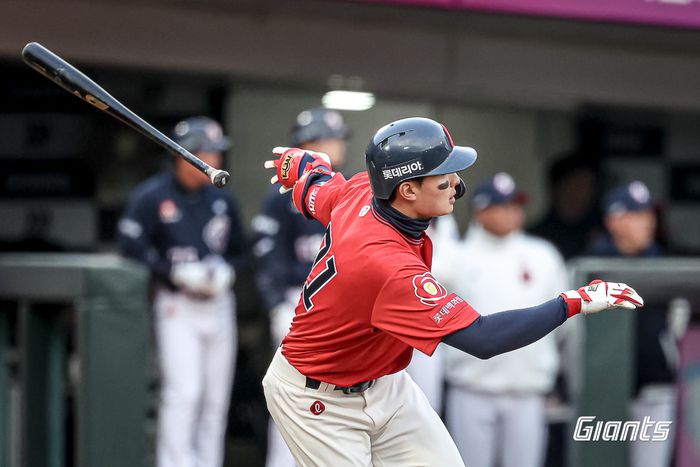 롯데 윤동희가 5일 사직구장에서 열린 2025 KBO리그 두산전에서 안타를 때리고 있다. 사진 | 롯데 자이언츠