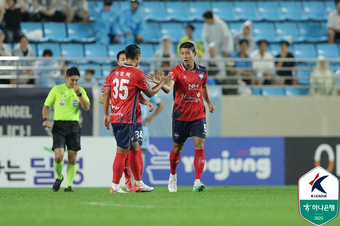 김천 김강산(오른쪽). 사진 | 한국프로축구연맹