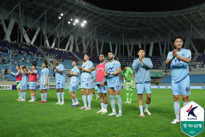 대구 선수들이 18일 김천전에서 패한 뒤 팬께 인사하고 있다. 사진 | 한국프로축구연맹