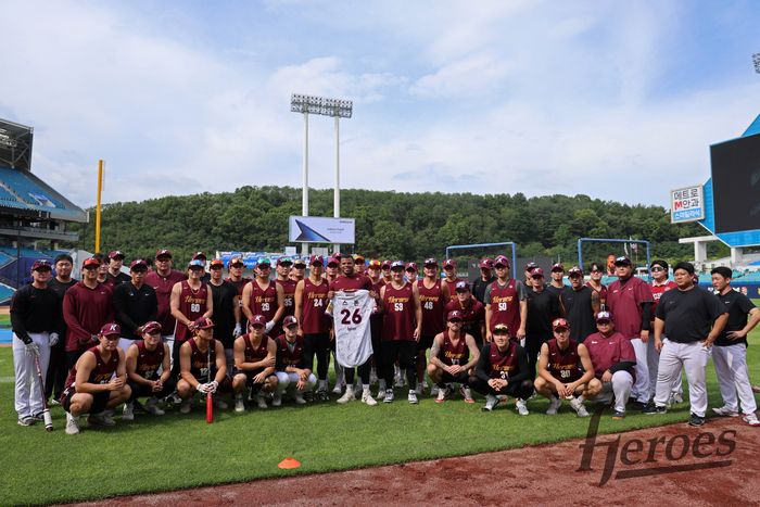 키움이 20일 삼성전에 앞서 6주 계약 종료를 앞둔 스톤 개랫을 위해 송별 행사를 진행했다. 사진 | 키움 히어로즈