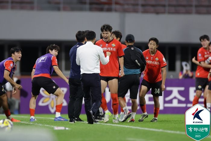 강원FC 김건희가 19일 강릉하이원아레나에서 열린 대전과의 경기에서 기쁨을 나누고 있다.제공 | 한국프로축구연맹