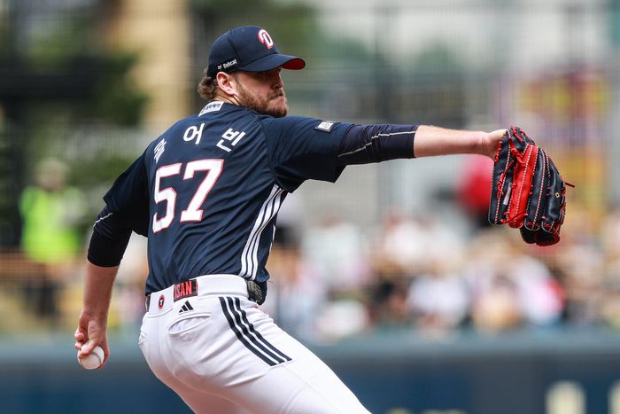 두산 콜 어빈이 17일 광주-기아 챔피언스 필드에서 열린 2025 KBO리그 정규시즌 KIA전서 역투하고 있다. 사진 | 두산 베어스