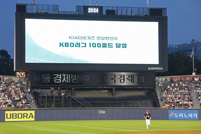 28일 서울 잠실구장에서 열린 2025 KBO리그 정규시즌 KIA-LG전 당시 전광판에 전상현의 100홀드 기록 달성 메시지가 나오고 있다. 사진 | KIA 타이거즈