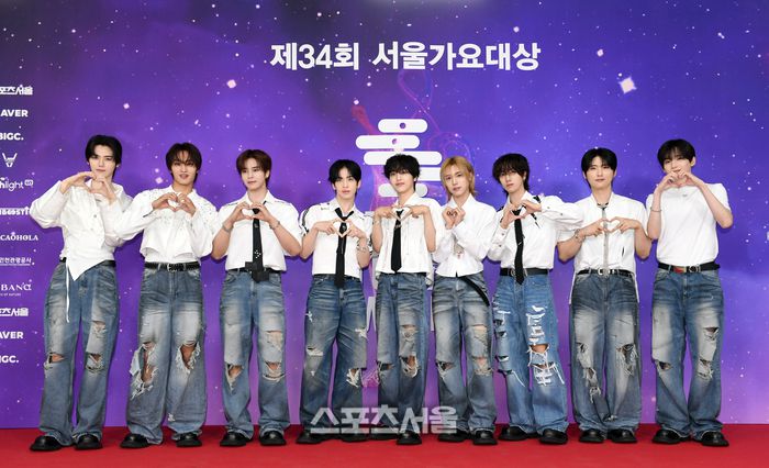 크래비티(CRAVITY)가 21일 오후 인천 중구 인스파이어 아레나에서 열린 제34회 ‘서울가요대상’ 레드카펫에서 취재진을 향해 포즈를 취하고 있다. 2025. 6. 21. 인천 | 박진업 기자 upandup@sportsseoul.com