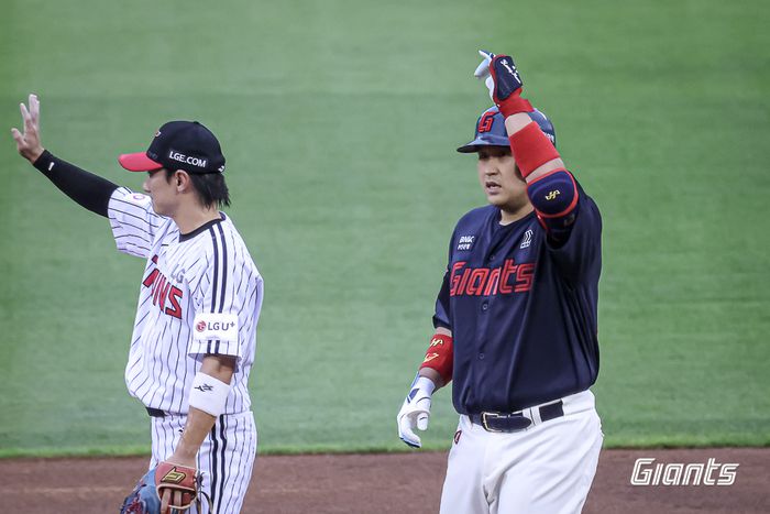 유강남이 2루타를 친 뒤 세리머니를 펼치고 있다. 사진 | 롯데 자이언츠