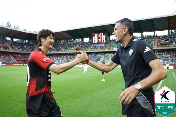기성용(왼쪽)과 전북 포옛 감독이 19일 맞대결을 앞두고 인사하고 있다. 사진 | 한국프로축구연맹
