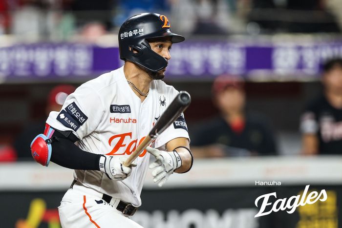 리베라토가 타구를 바라보고 있다. 사진 | 한화 이글스
