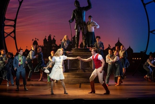 뮤지컬 ‘위키드’는 대표 넘버 ‘The Wizard and I(마법사와 나)’ ‘Popular(파퓰러)’ ‘Dancing Through Life(춤추듯 인생을, 사진)’ ‘Defying Gravity(중력을 벗어나)’ 등 스티븐 슈왈츠의 수려한 음악과 함께 상상의 영역을 넓힌다. 사진 | 에스앤코