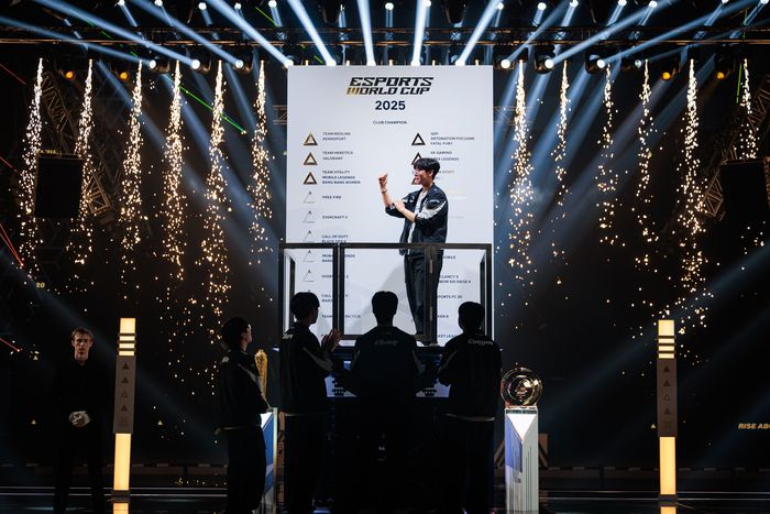 젠지 주장 ‘룰러’ 박재혁이 EWC LoL 우승 키를 토템에 삽입하고 있다. 사진 | EWC