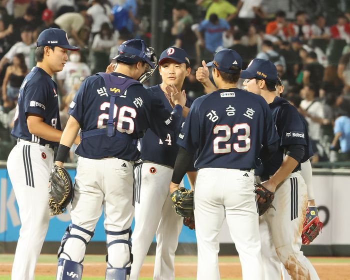 두산 선수들이 부산 사직야구장에서 열린 2025 KBO리그 롯데전에서 9-0으로 완승한 뒤 승리의 기쁨을 나누고 있다. 사진 | 연합뉴스