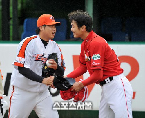 류현진과 김광현이 악수를 하고 있다. 사진 | 스포츠서울 DB