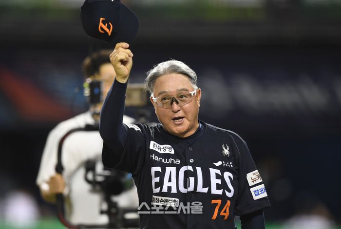 한화 김경문 감독이 22일 서울 잠실구장에서 열린 2025 KBO리그 두산과 경기 후 관중에 인사를 하고 있다. 잠실 | 최승섭기자 thunder@sportsseoul.com