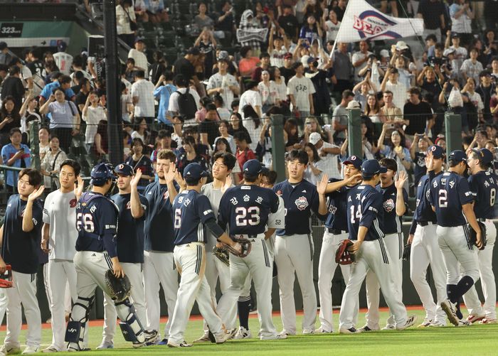 두산 선수들이 부산 사직야구장에서 열린 2025 KBO리그 롯데전에서 9-0으로 완승한 뒤 승리의 기쁨을 나누고 있다. 사진 | 연합뉴스