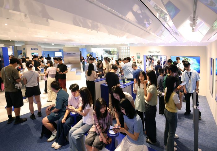 삼성전자가 15일부터 일주일간 갤럭시 Z폴드7, Z플립7 사전판매를 시작하자 많은 인파로 붐비고 있다. 사진 | 삼성전자
