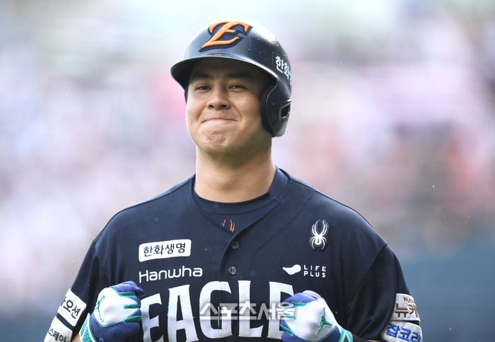 한화 노시환이 22일 서울 잠실구장에서 열린 2025 KBO리그 두산과 경기 2회초 중월홈런을 날린 후 웃으며 덕아웃으로 들어오고 있다. 잠실 | 최승섭기자 thunder@sportsseoul.com