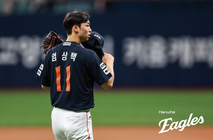 한화 엄상백이 서울 고척스카이돔에서 열린 2025 KBO리그 정규시즌 키움전 선발 등판해 모자를 고쳐 쓰고 있다. 사진 | 한화 이글스