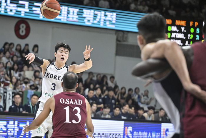 남자농구 대표팀 정성우가 18일 안양 정관장 아레나에서 열린 2025 남자농구 국가대표 평가전 카타르와 1차전에서 골밑 하윤기에게 패스하고 있다. 사진 | 대한민국농구협회