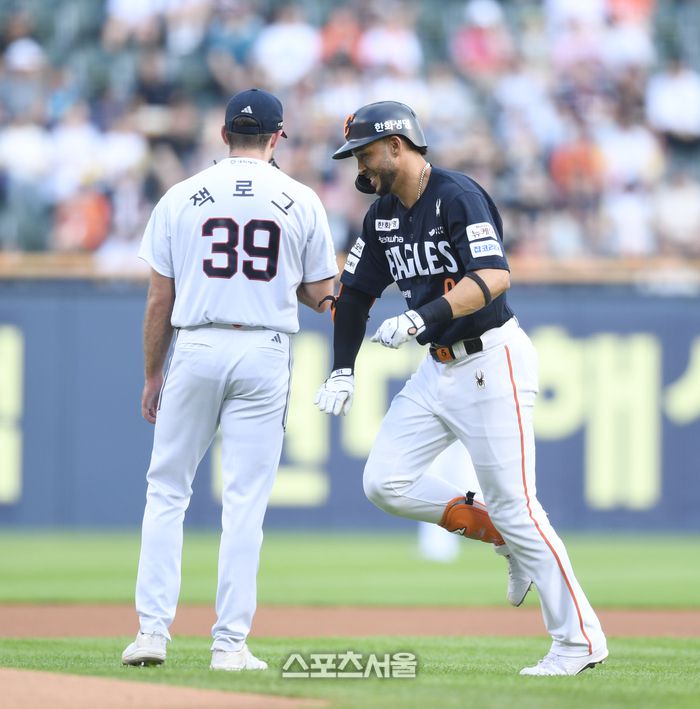 한화 리베라토가 22일 서울 잠실구장에서 열린 2025 KBO리그 두산과 경기 1회초 1사 좌익수 플라이 아웃 후 덕아웃으로 들어가며 상대 투수 잭로그와 장난을 치고 있다. 잠실 | 최승섭기자 thunder@sportsseoul.com