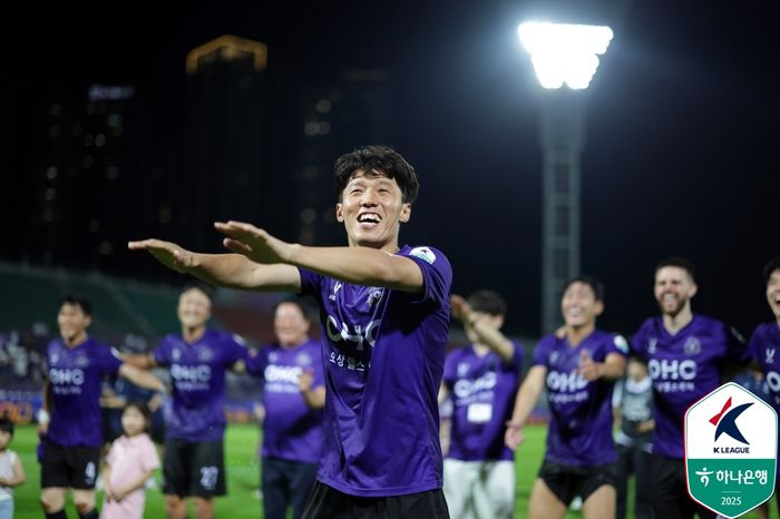 안양 김보경이 22일 대구전에서 승리한 뒤 세리머니하고 있다. 사진 | 한국프로축구연맹