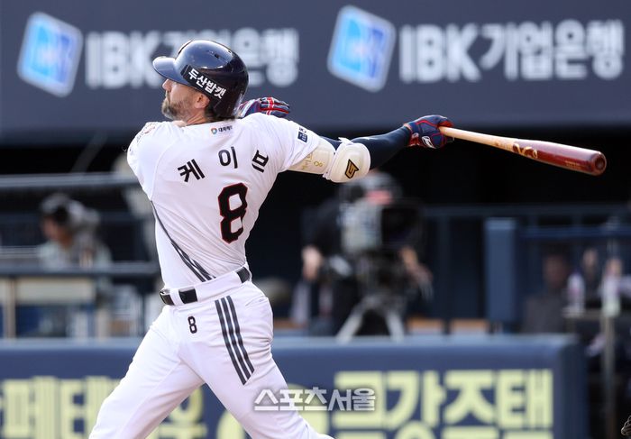 두산 케이브가 23일 서울 잠실구장에서 열린 2025 KBO리그 한화와 경기 1회말 1사 1루 상황에서 한화 선발 황준서를 상대로 2점 홈런을 치고 있다. 잠실 | 박진업 기자 upandup@sportsseoul.com