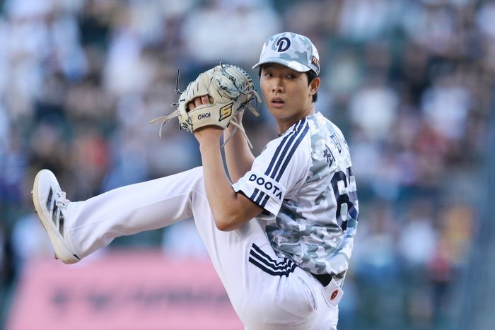 두산 최민석이 서울 잠실구장에서 열린 2025 KBO리그 KIA전에서 역투하고 있다. 사진 | 연합뉴스