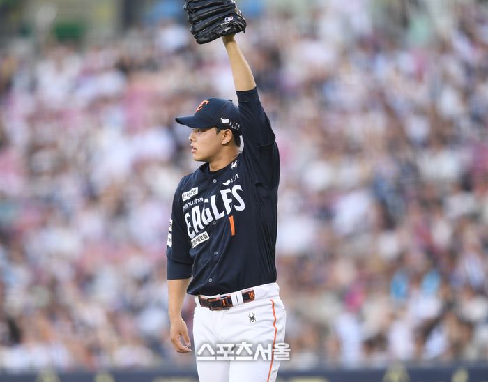 한화 선발투수 문동주가 22일 서울 잠실구장에서 열린 2025 KBO리그 두산과 경기 3회말 1사 상대 오명진 타구를 호수비로 처리한 중견수 리베라토에 고마움을 표시하고 있다. 잠실 | 최승섭기자 thunder@sportsseoul.com