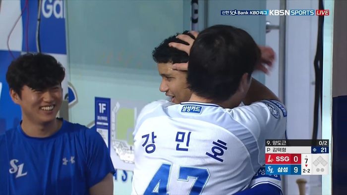 삼성 강민호가 23일 대구삼성라이온즈파크에서 열린 2025 KBO리그 SSG전에서 7회초 수비를 마친 후 가라비토와 얘기를 나눈 후 포옹하고 있다. 사진 | 티빙