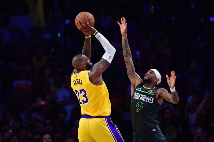 르브론 제임스가 5월1일(한국 시간) 미국 캘리포니아주 LA 키립토닷컴 아레나에서 열린 2025 NBA 플레이오프 1라운드 미네소타전에서 슛을 시도하고 있다. 사진 | Imagn Images 연합뉴스