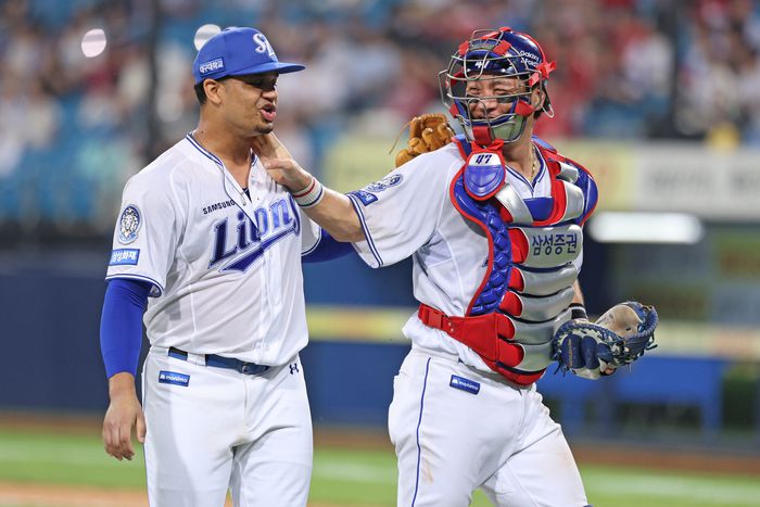 삼성 가라비토(왼쪽)가 23일 대구삼성라이온즈파크에서 열린 2025 KBO리그 SSG전에 선발 등판해 7회까지 무실점으로 막은 후 마운드에서 내려오며 강민호와 얘기를 나누고 있다. 사진 | 삼성 라이온즈